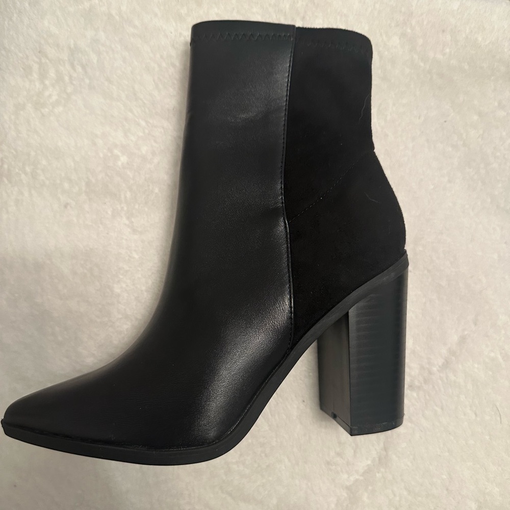 NWT - size 9 black ankle boot